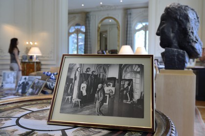 France, Alpes Maritimes, Cannes, the Villa La Californie where Picasso lived, today renamed the Pavillon de Flore by Marina Picasso, photo of Pablo Picasso in his studio in La Californie now the living room