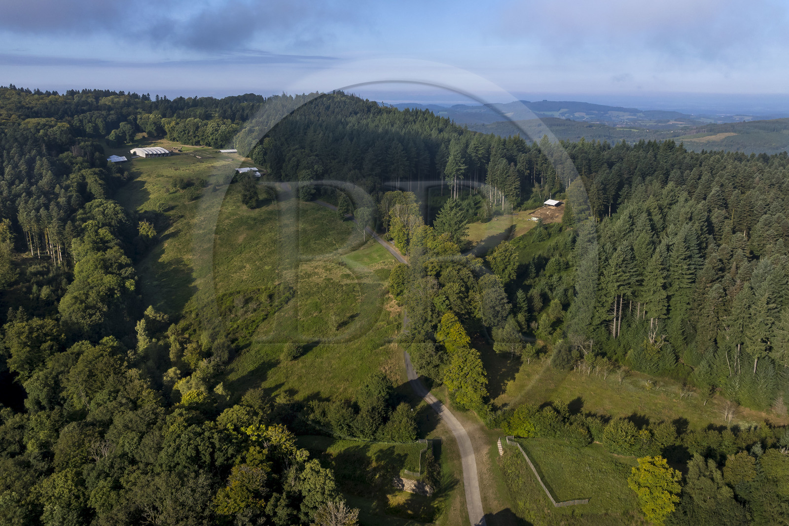 France, Saône-et-Loire (71), parc naturel régional du Morvan, Saint-Léger-sous-Beuvray, oppidum de Bibracte, capitale du peuple celte des Éduens, le site archéologique sur le mont Beuvray, l'entrée fortifiée du site sur l’ancien rempart (vue aérienne)