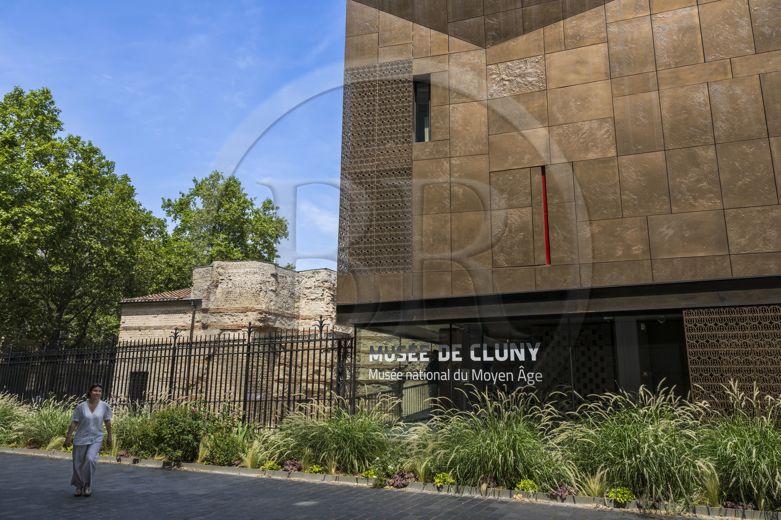 France, Paris (75), Musée de Cluny - Musée national du Moyen-Age, le nouveau batiment moderne accolé à l'ancien hotel particulier de Cluny et aux thermes romains