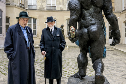 France, Paris (75), Musée Maillol, le peintre et sculpteur allemand Markus Lüpertz lors de son exposition en dialogue avec l'oeuvre d'Aristide Maillol, son galeriste Michael Werner à sa gauche, sculpture (détail) Der Morgen oder Hölderlin, 2011, Bronze peint