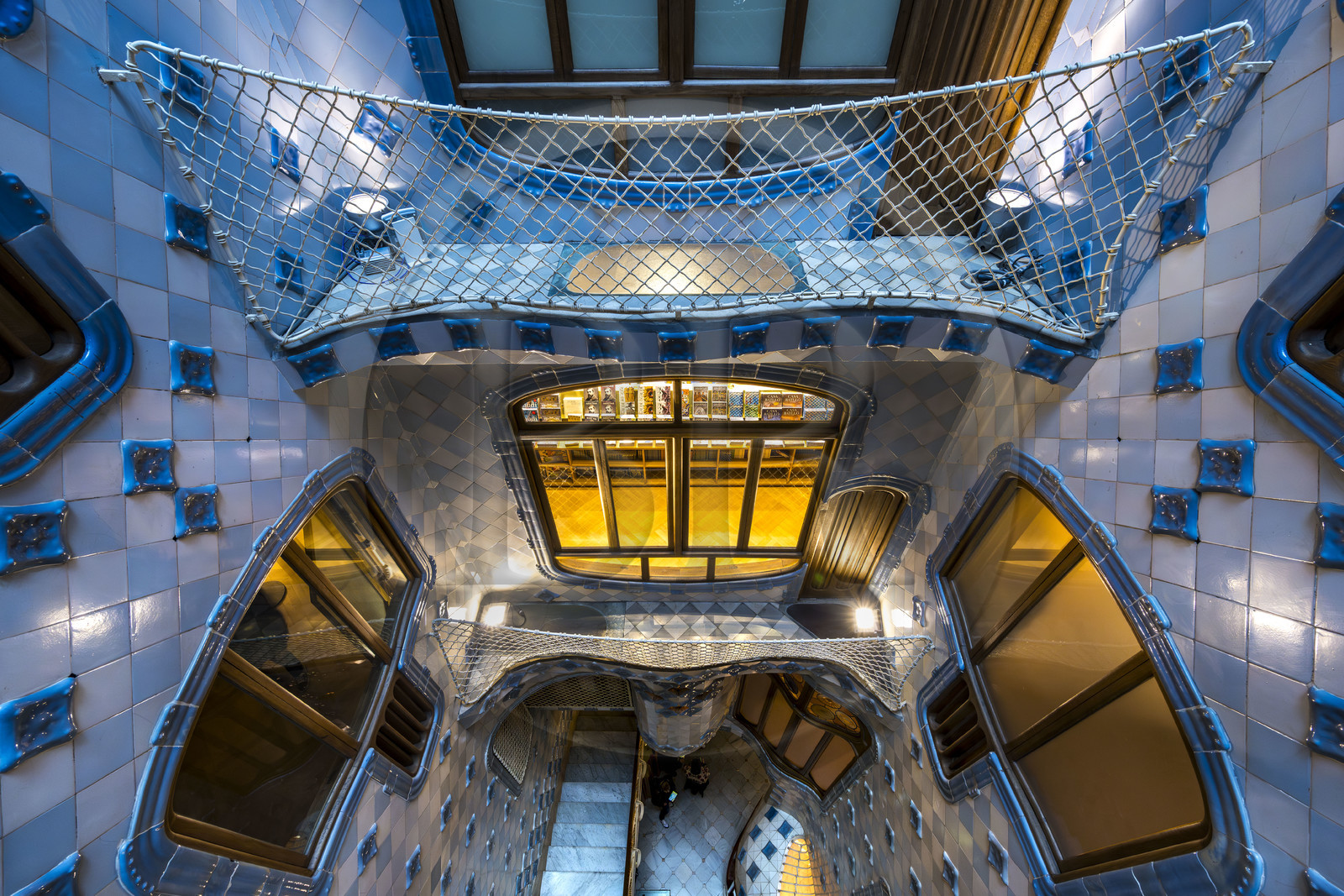 Espagne, Catalogne, Barcelone, quartier de l'Eixample, Passeig de Gracia, Casa Batllo de l'architecte du modernisme catalan Antoni Gaudi, site classé au Patrimoine Mondial de l'UNESCO, cour intérieure