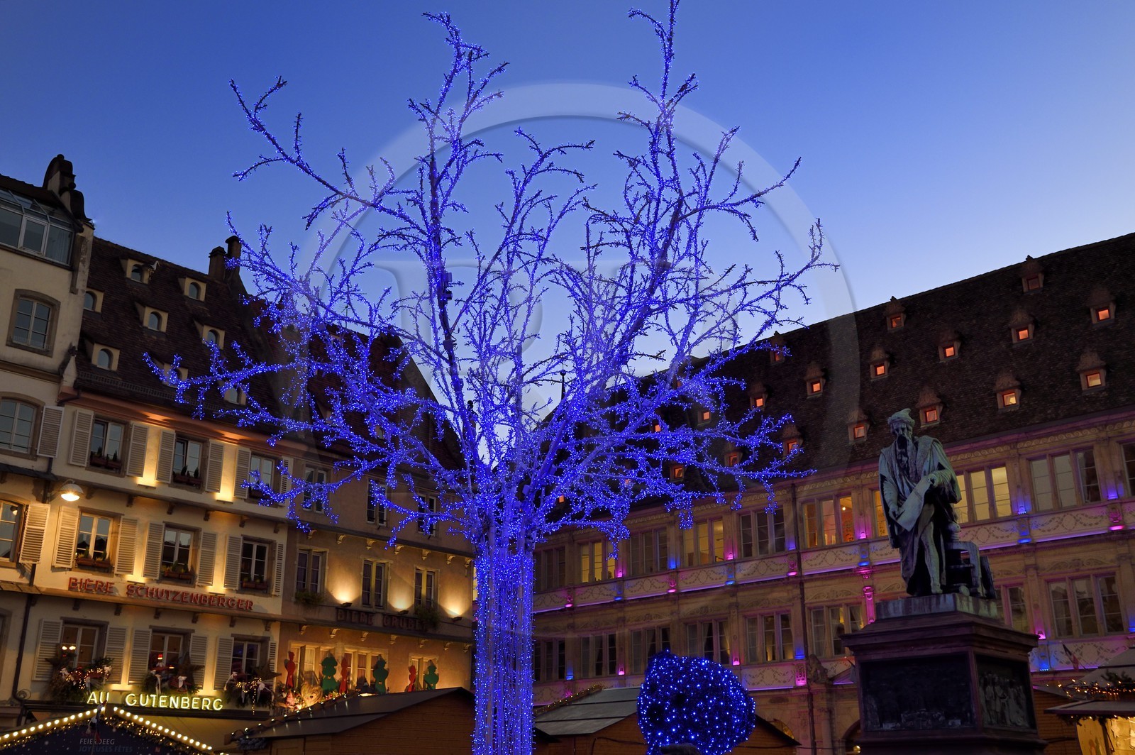 France, Bas-Rhin (67), Strasbourg, place Gutenberg, statue de Gutenberg et chambre de commerce en arrière plan, Illuminations de Noël, arbre éclairé avec des LED