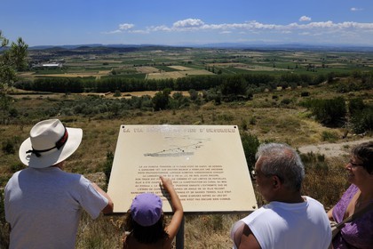 France, Hérault (34), Nissan-lez-Ensérune, l' oppidum d'Ensérune est un site archéologique comprenant les vestiges d'un village antique entre le VIe siècle av. J.-C. et le Ier siècle après J.-C., vue sur la Via Domitia