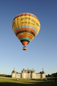 France, Loir et Cher (41), Vallée de la Loire classée Patrimoine Mondial de l' UNESCO, château de Chambord, montgolfières au décollage