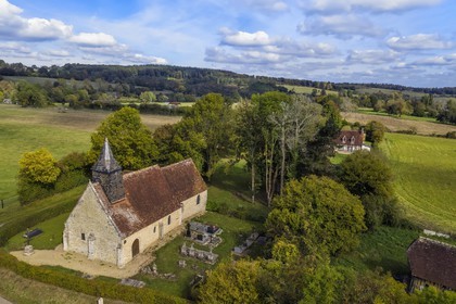 France, Orne (61), Pays d'Auge, Ecorches, église Saint-Saturnin des Lignerits du XIIe siècle restaurée au XVIIe siècle, Charlotte Corday (arrière-arrière-arrière-petite-fille de Pierre Corneille) y fut baptisée (vue aérienne)