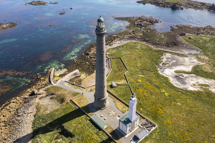 France, Finistère (29), Pays des Abers, Ile Vierge dans l'archipel de Lilia, le phare de l'Ile Vierge, le plus haut phare d'Europe avec 82,5 mètres, et l'ancien phare de 1845 (vue aérienne)