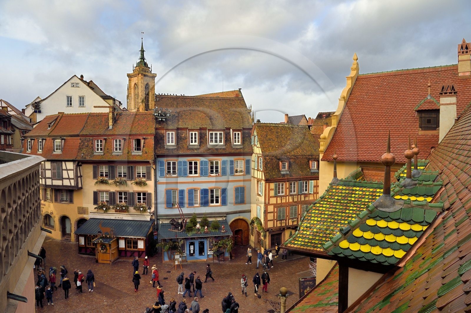 France, Haut-Rhin (68), Colmar, maisons à pignons et maisons à pans de bois dans la Grand Rue avec des décorations de Noël, à droite l'Ancienne Douane (Koifhus) et la collégiale Saint-Martin en arrière plan