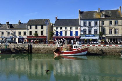 France, Calvados (14), Cote de Nacre, Port-en-Bessin, chalutier dans le port de pêche