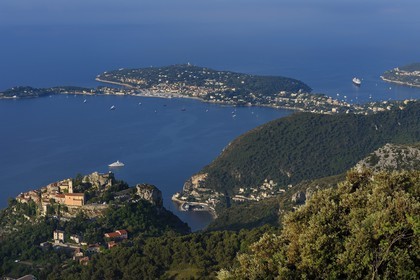 France, Alpes-Maritimes (06), le village perché d'Eze, Saint-Jean-Cap-Ferrat en arrière plan.