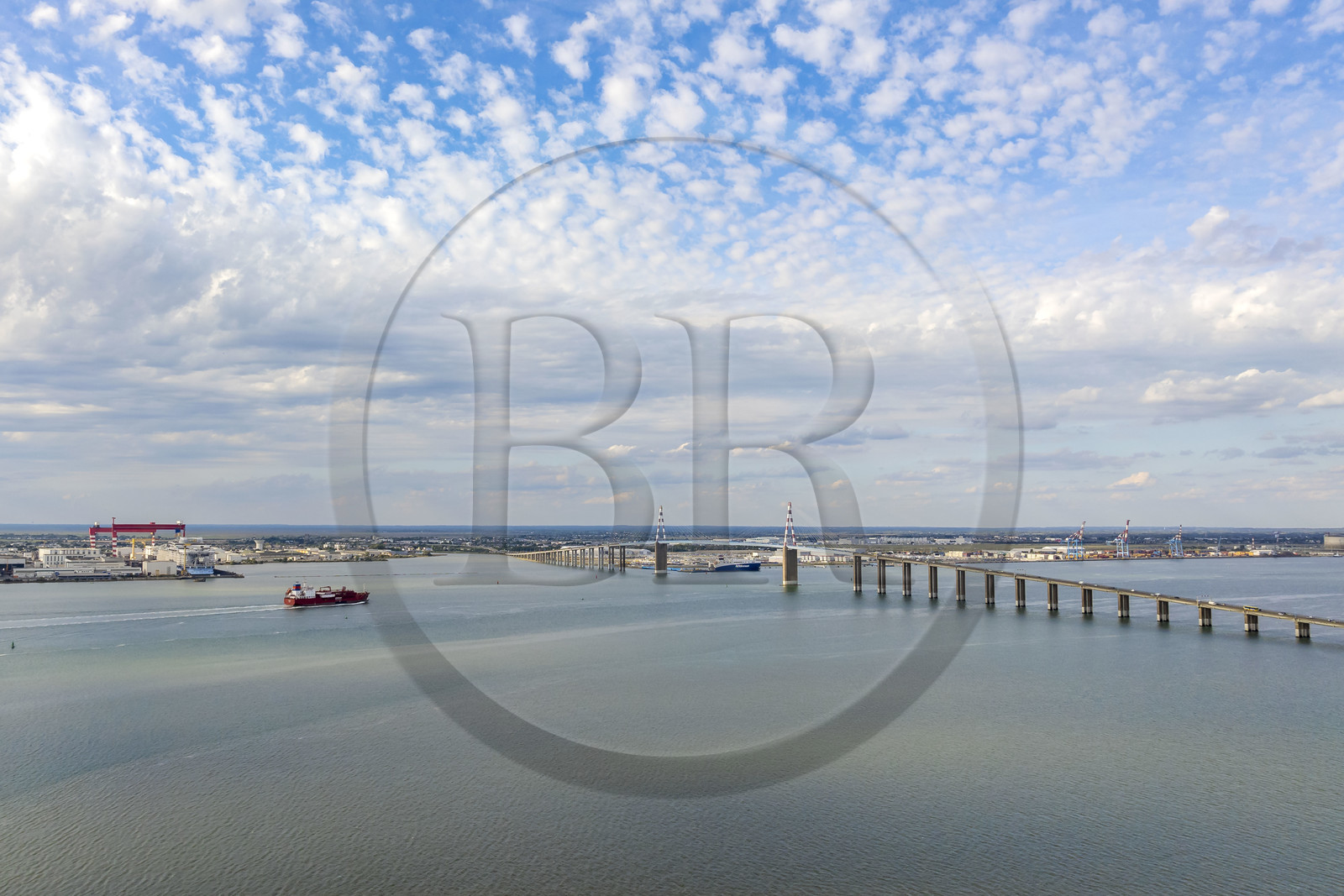 France, Loire-Atlantique (44), le pont de Saint-Nazaire et le port de Saint-Nazaire en arrière plan (vue aérienne)