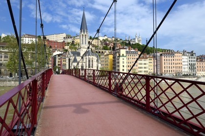 France, Rhône (69), Lyon, site historique classé Patrimoine Mondial de l'UNESCO, Vieux Lyon, quartier Saint-Georges, la passerelle Paul Couturier aussi appelé Saint Georges sur la Saône et l'église Saint Georges