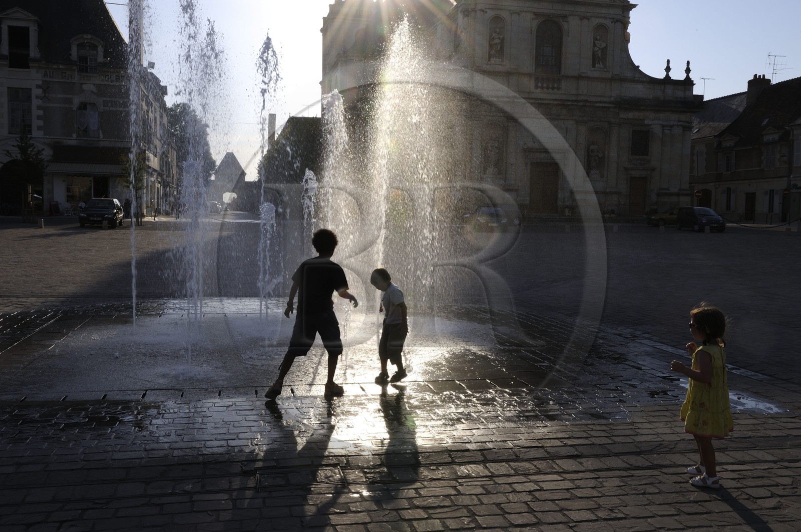 France, Indre-et-Loire (37), ville de Richelieu, place du marché, enfants jouant dans l'eau de la fontaine