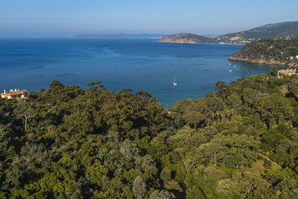 France, Var (83), Rayol-Canadel-sur-Mer, Domaine du Rayol, propriété du conservatoire du littoral mention obligatoire, le jardin des Méditerranées conçu par le paysagiste Gilles Clément, la maison principale l'Hôtel de la Mer à doite et la villa Le Rayolet à gauche (vue aérienne)
