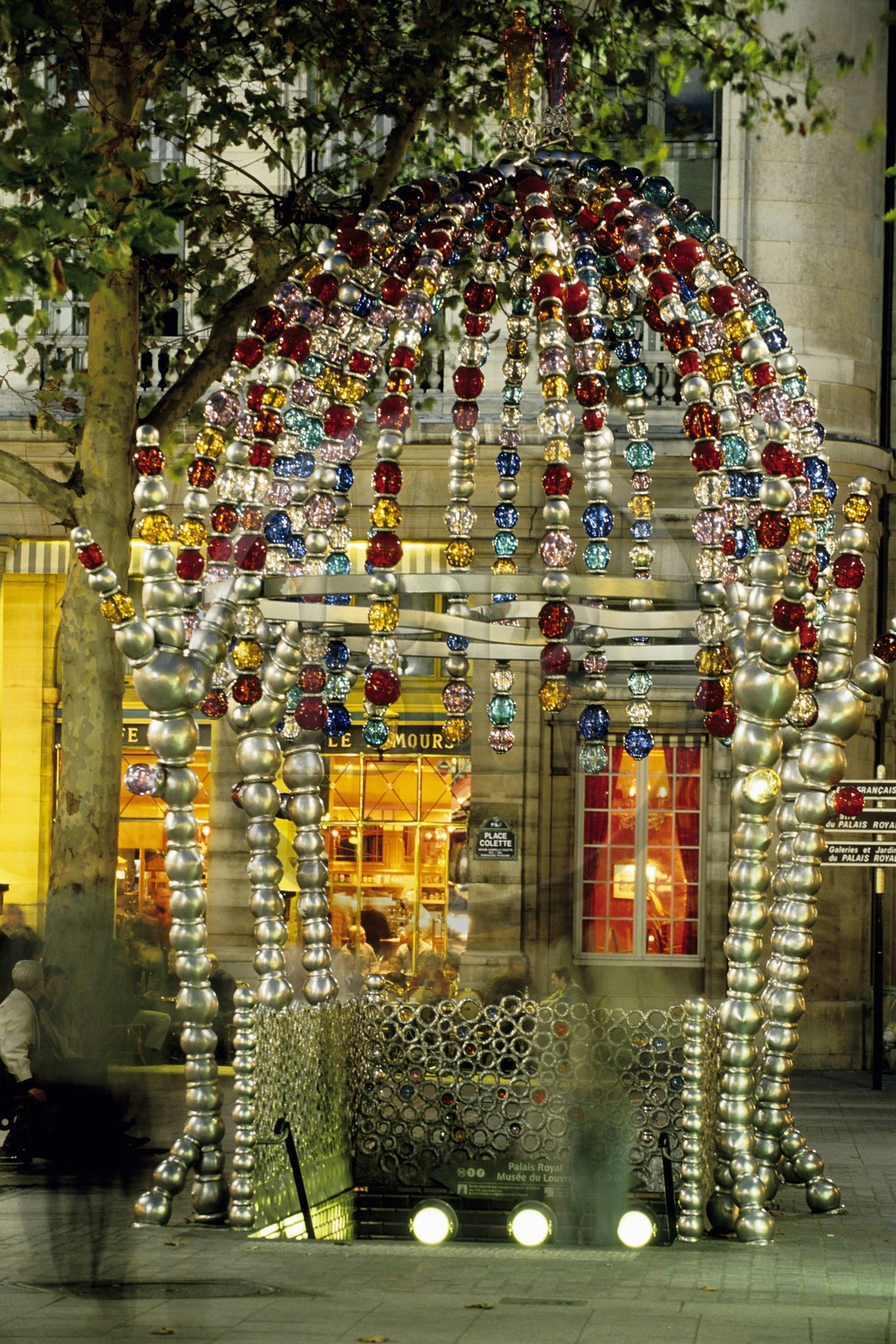 France, Paris (75), place du Palais Royal, bouche de métro stylisée de l'artiste Jean-Michel Othoniel