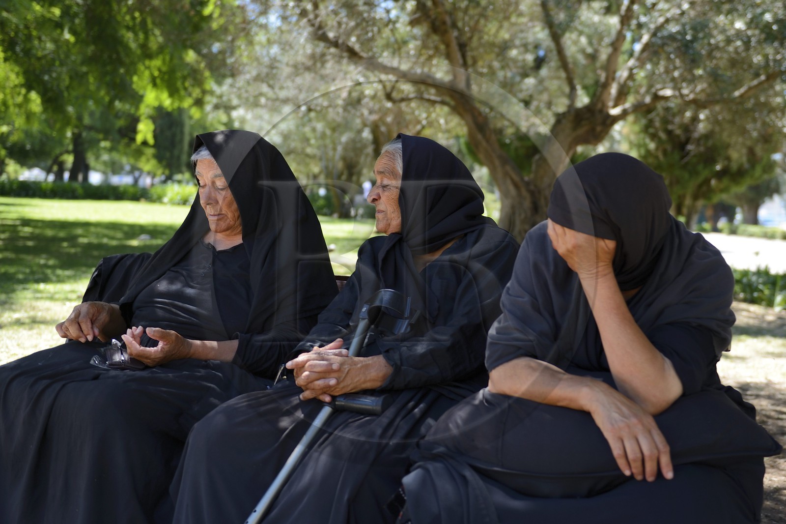 Portugal, Lisbonne, Bélem, femmes en noir dans le parc face au Monastere des Hiéronymites (Mosteiro dos Jerónimos)