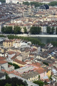 France, Rhône (69), Lyon, site historique classé Patrimoine Mondial de l'UNESCO, le Vieux Lyon en premier plan, la Saône, l'Hôtel de Ville sur la Place des Terreaux et toit noir moderne de l'Opera en arrière plan