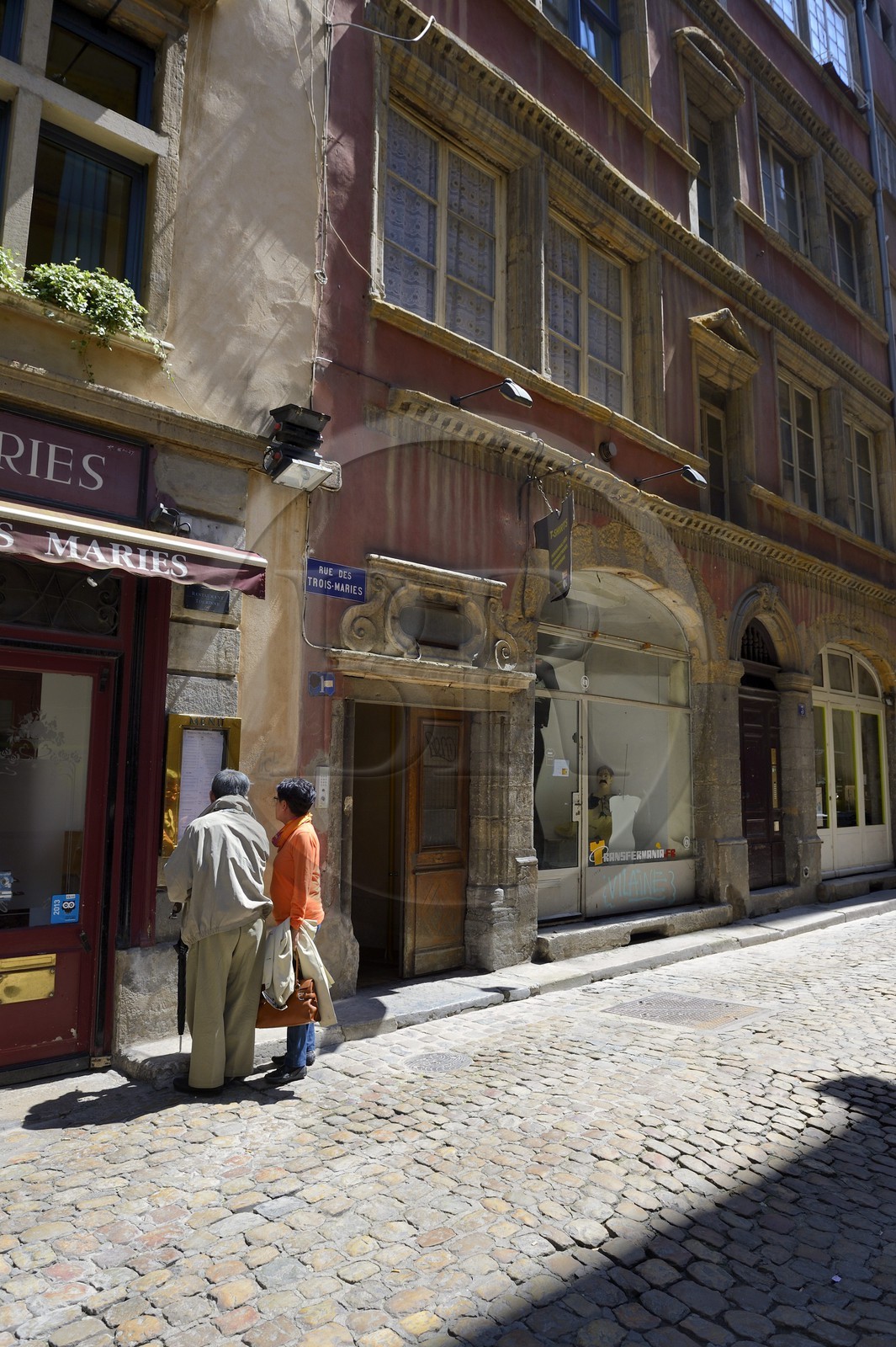 France, Rhône (69), Lyon, site historique classé Patrimoine Mondial de l'UNESCO, Vieux Lyon, rue des Trois Maries et porte d'accès à une traboule