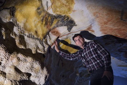 France, Dordogne (24), Montignac, l’Atelier des Fac-Similés du Périgord (AFSP) spécialisé dans la reproduction minérale de parois ornées de la préhistoire et en charge de la reconstitution fidèle des parois de la grotte de Lascaux, le directeur artistique et de production Francis Ringenbach, mention obligatoire Atelier des Fac-Similés du Périgord