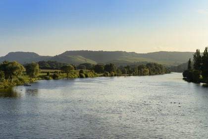 Luxembourg, district de Grevenmacher, région de la Moselle, Remich, la rivière Moselle marque la frontière entre l'Allemagne à gauche et le Luxembourg à droite