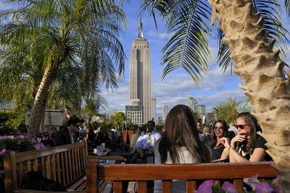 Etats-Unis, New York, Manhattan, Midtown, terrasse du café branché Le 230 sur la 5ème Avenue et l'Empire State Building