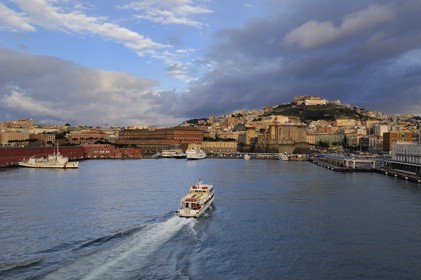 Italie, Campanie, Naples, centre historique classé Patrimoine Mondial de l'UNESCO, Castel San Elmo sur la colline de Naples, le Palazzo Reale à gauche, le Castel Nuovo au centre et le port passagers à droite