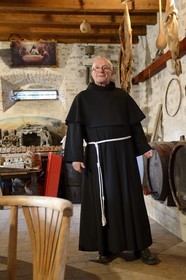 Croatie, Dalmatie, côte dalmate, Ile d’Ugljan, Preko, Monastère Franciscain de l'îlot Galovac, le frère Bozo Susic