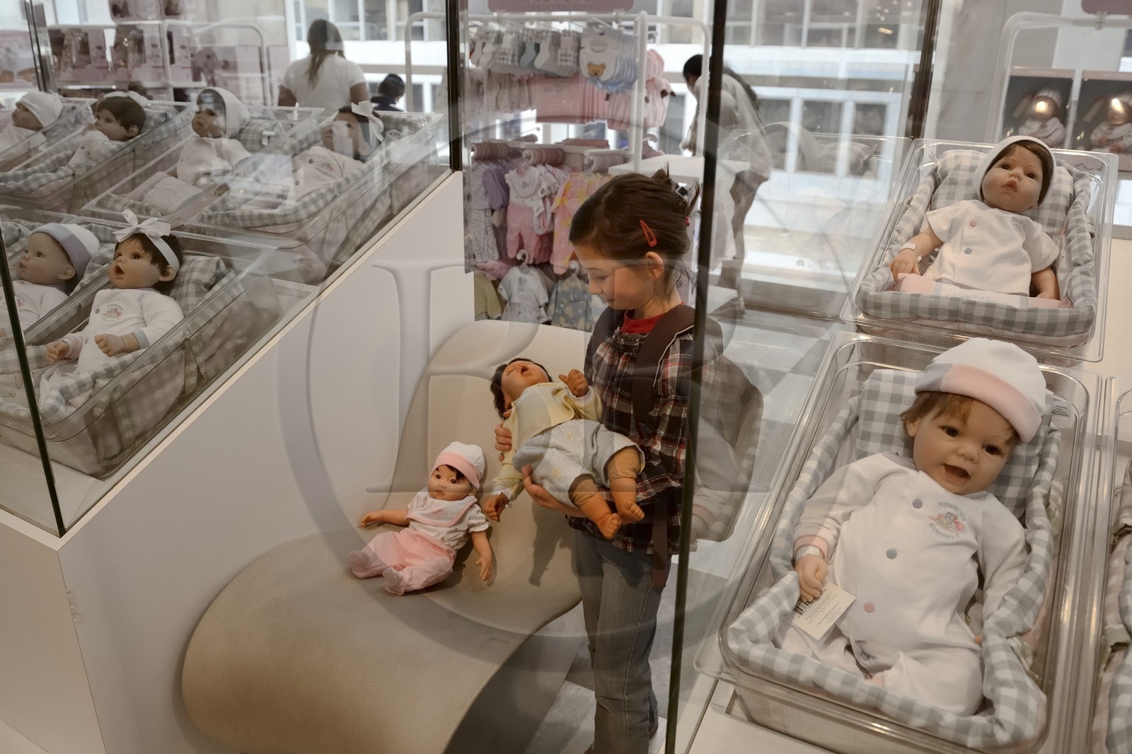 Etats-Unis, New York, Manhattan, le plus grand magasin de jouet au monde FAO Schwarz sur la 5ème Avenue, pouponnière à poupée