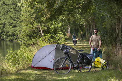 France, Deux-Sèvres (79), le Marais Poitevin, la Venise Verte, Magné, randonnée à bicyclette, campement pour la nuit le long de la Sèvre Niortaise