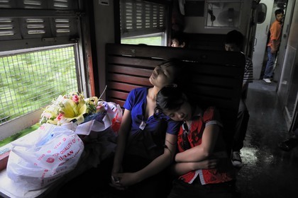 Vietnam, train de jour de Lao Cai à Hanoï, classe assis dur non climatisé, les grillages sont là pour protéger les passagers des éventuels lancer de pierres par des enfants