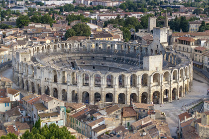 France, Bouches-du-Rhône (13), Arles, les Arènes, amphithéatre romain construit vers 80-90 apr. J.-C., classé Patrimoine Mondial de l'UNESCO, au coeur de la vieille ville (vue aérienne)