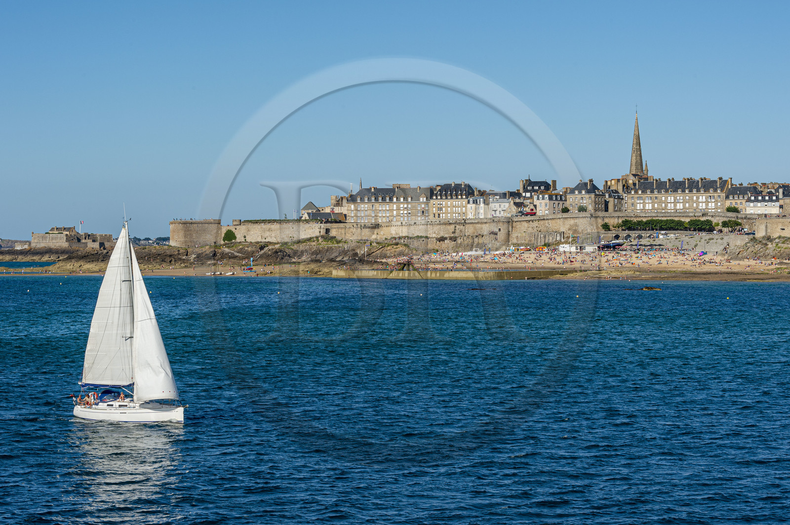 France, Ille-et-Vilaine (35), Côte d'Emeraude, Saint-Malo, la ville fortifiée avec la Tour Bidouane à gauche et la plage du Bon Secours à droite