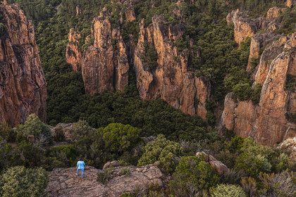France, Var (83), entre Bagnols-en-Forêt et Roquebrune-sur-Argens, randonneur à l'entrée des Gorges du Blavet (vue aérienne)