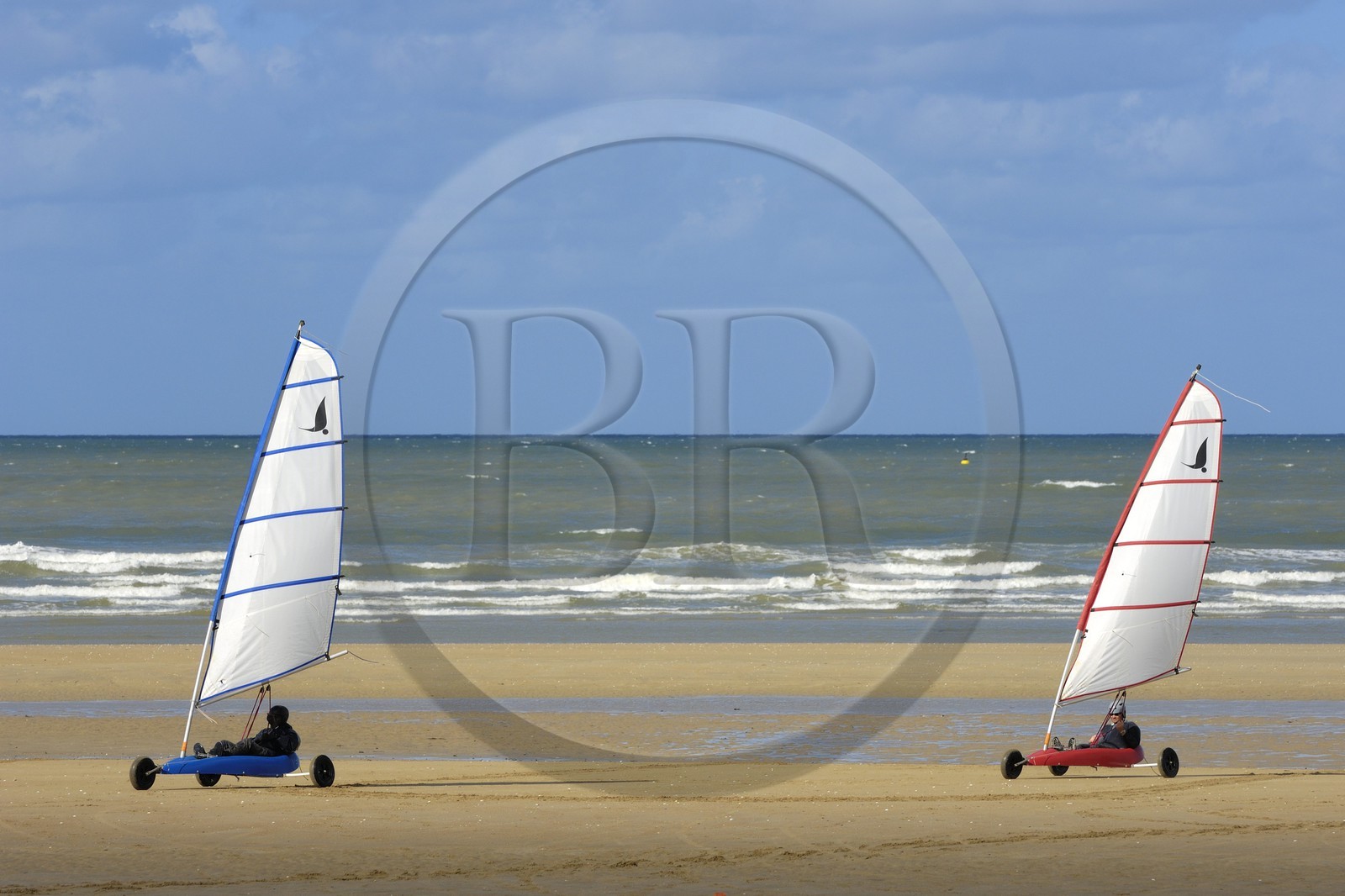 France, Calvados (14), Cote de Nacre, Ouistreham-Riva-Bella, chars à voile sur la plage