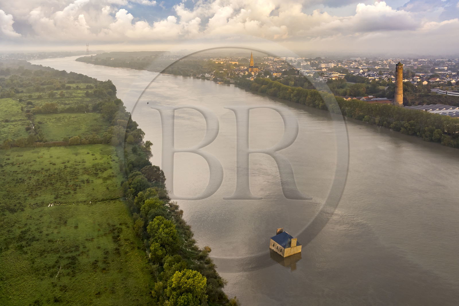 France, Loire-Atlantique (44), Couëron, collection d'art contemporain à ciel ouvert Estuaire, La Maison dans la Loire réalisé par l'artiste Jean-Luc Courcoult et la Tour à plomb de 69 m de haut construite au XIXème siècle (vue aérienne)