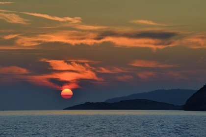 Croatie, Dalmatie, cote dalmate, lever de soleil au large de l'Ile de Vis