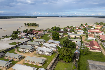 France, Guyane, Saint-Laurent-du-Maroni, bagne ou Camp de la Transportation, en bordure du fleuve Maroni (vue aérienne)