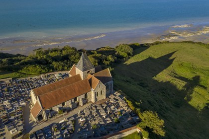 France, Seine-Maritime (76), Côte d'Albatre, Pays de Caux, l'église Saint-Valery de Varengeville-sur-Mer et son cimetière marin surplombant les falaises de la Côte d'Albatre (vue aérienne)