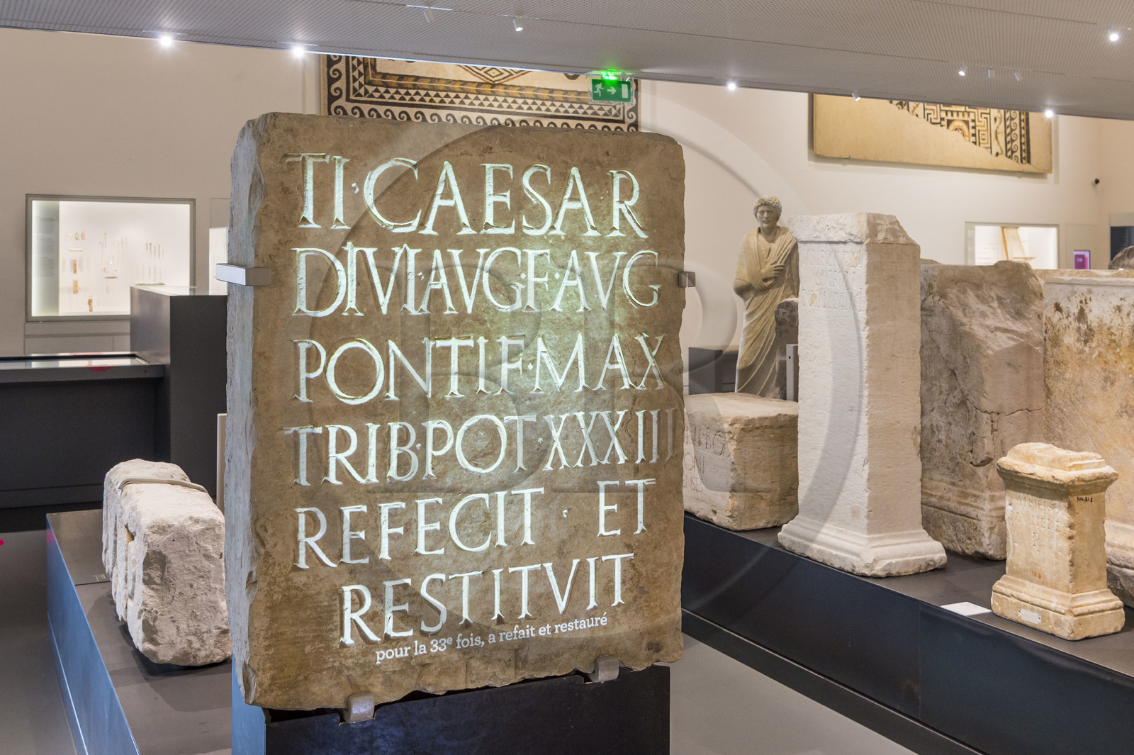 France, Gard (30), Nîmes, Musée de la Romanité de l'architecte Elizabeth de Portzamparc, collection épigraphique de stèles avec inscriptions honorifiques, dédicatoires et funéraires, avec projection de mise en valeur et explicatives