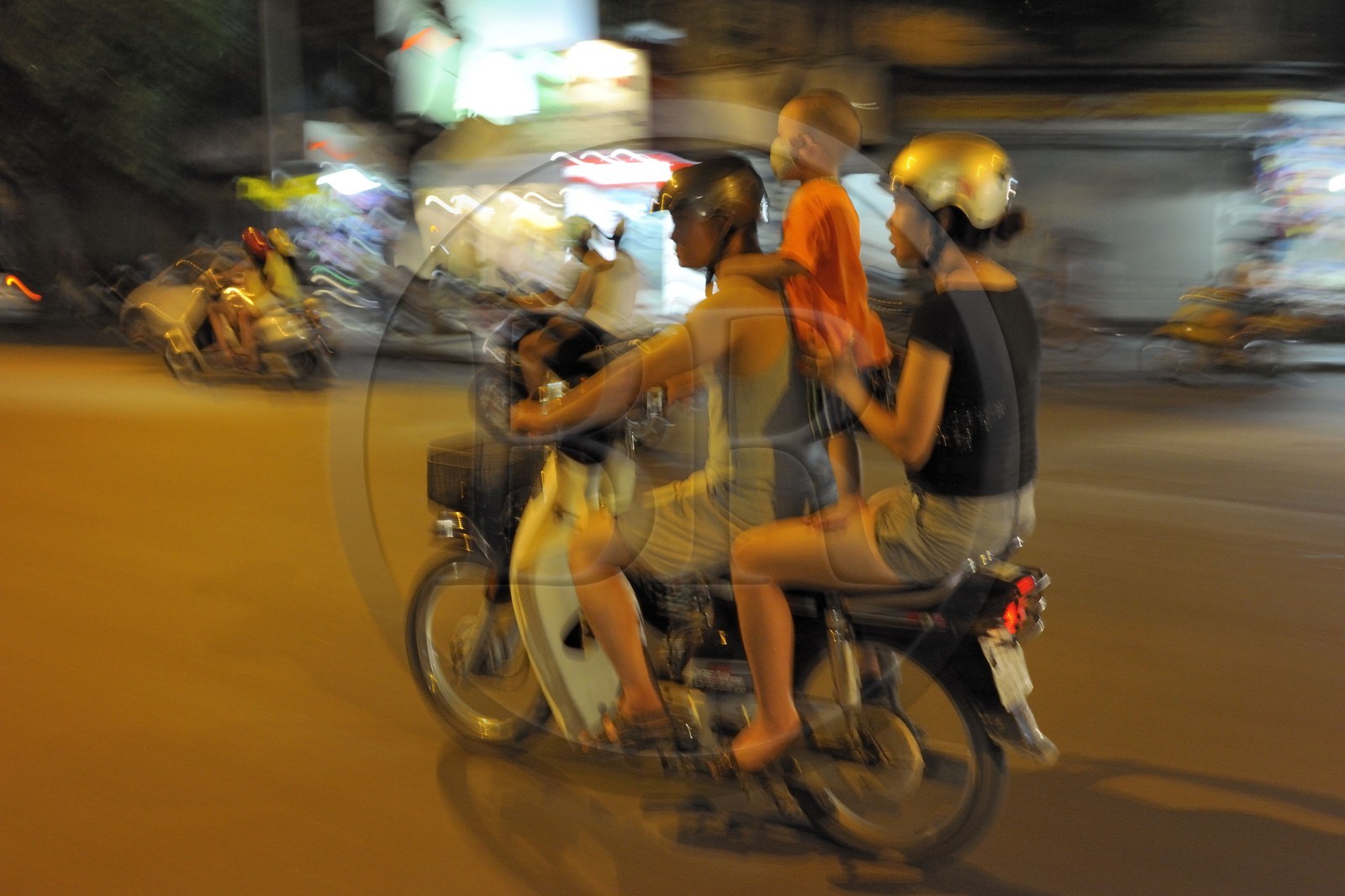 Vietnam, Hanoï, vieille ville, conduite risquée en famille sur une moto