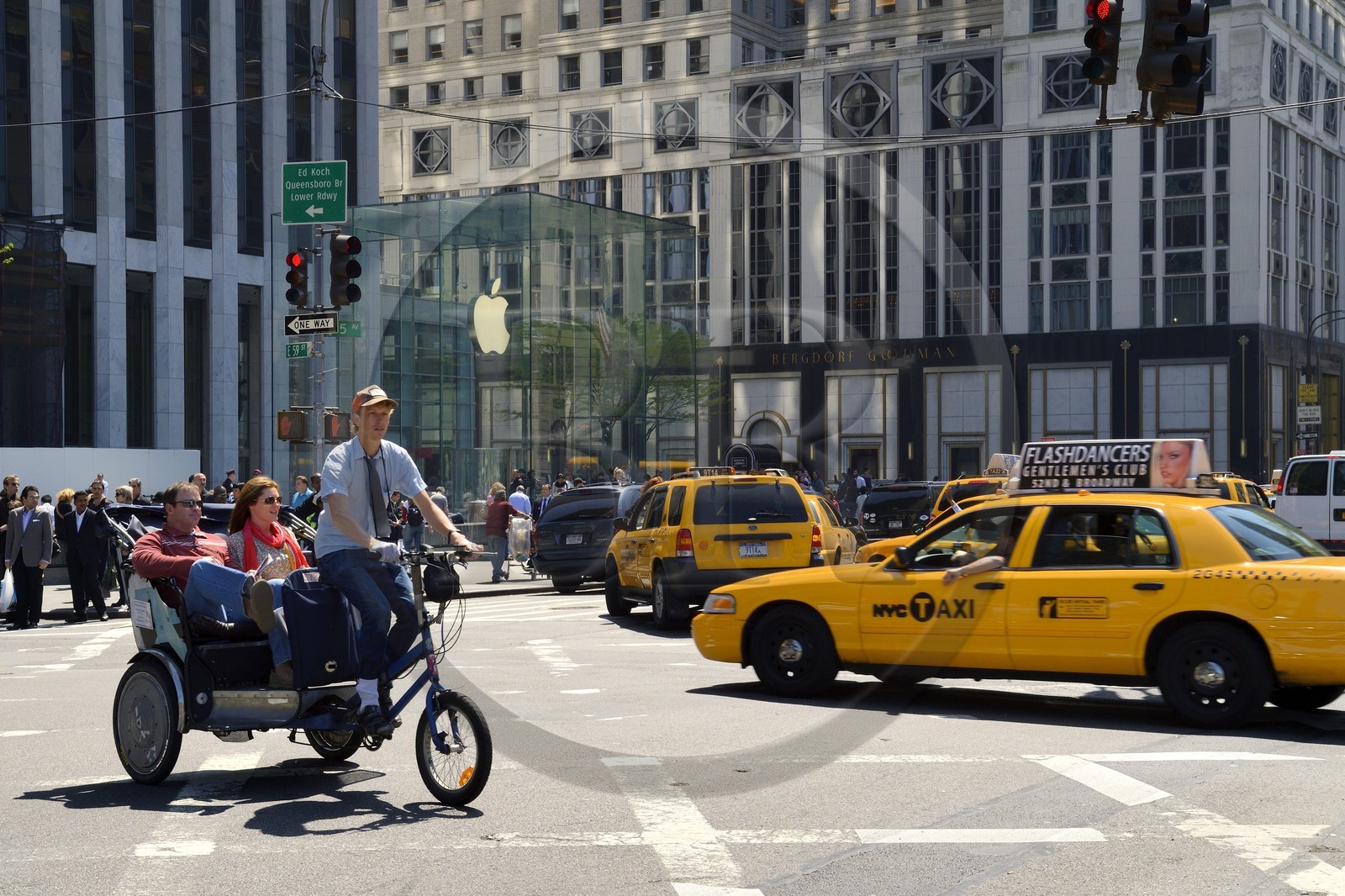 Etats-Unis, New York, Manhattan, Midtown, 5eme Avenue à Grand Army Plaza, taxis et vélo-taxi devant l'Apple store
