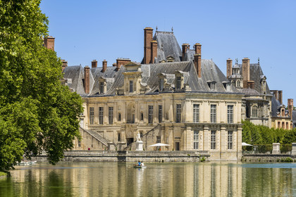 France, Seine-et-Marne (77), Fontainebleau, chateau de Fontainebleau, classé Patrimoine Mondial par l'UNESCO, l'aile de la Belle Cheminée et son escalier monumental donnant sur la Cour de la Fontaine, l'étang des carpes au premier plan