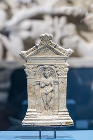 France, Saône-et-Loire (71), Autun, musée Rolin, exposition des chefs-d'oeuvres au muséum d'Histoire Naturelle pendant les travaux, Vénus nue sortant de la mer, plaque en terre cuite gallo-romaine affichée dans un petit sanctuaire domestique