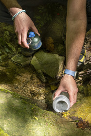 France, Vaucluse (84), Dentelles de Montmirail, Sablet, la rivière le Trignon surplombé par l'ancien pont de l'abbaye en ruine de moniales du VIIe siècle dans le vallon de Prébayon