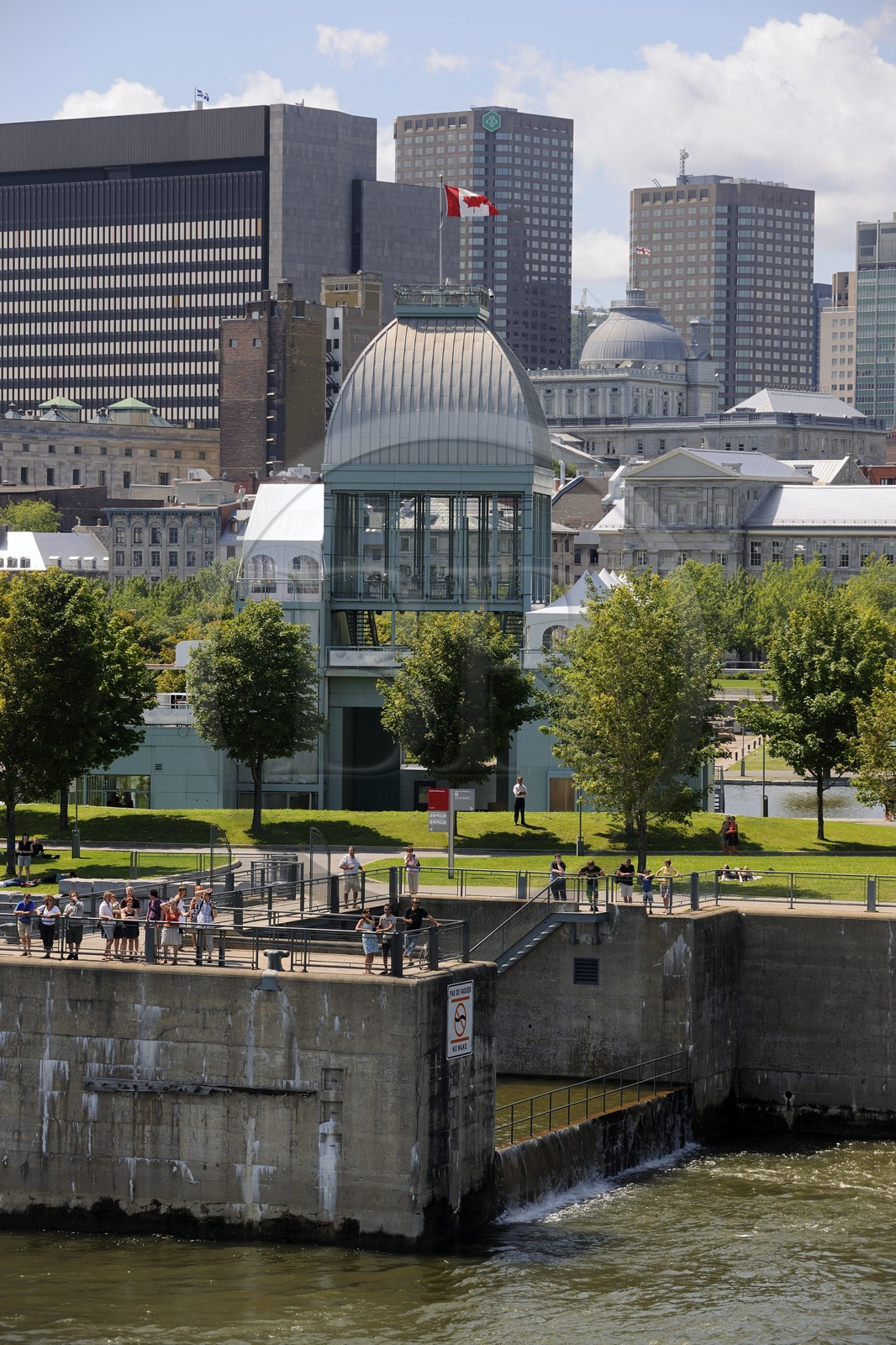 Canada, province de Québec, Montréal, quartier du Vieux-Montréal, la ville depuis le Vieux-Port