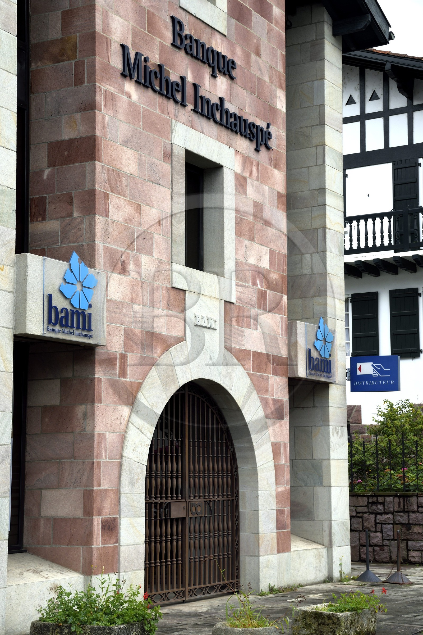 France, Pyrénées-Atlantiques (64), Pays-Basque, Saint-Jean-Pied-de-Port, facade de la banque Inchauspé