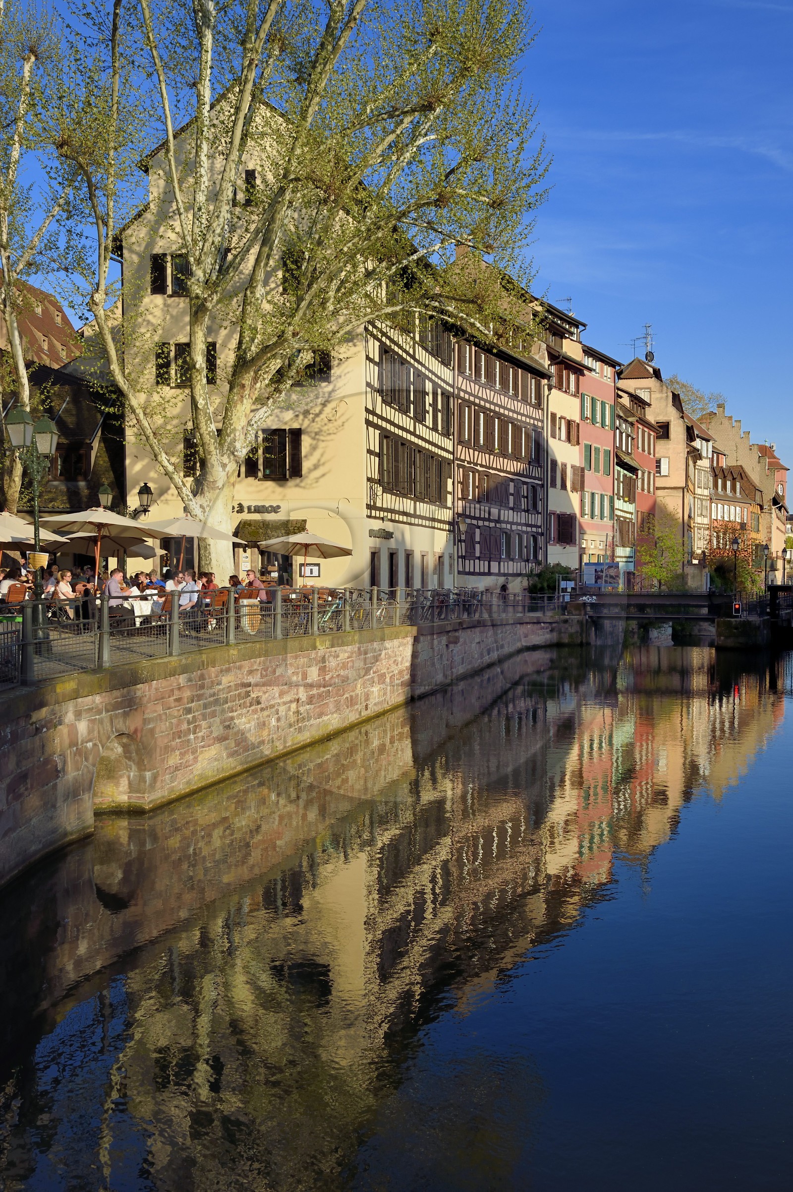 France, Bas-Rhin (67), Strasbourg, vieille ville classée au Patrimoine Mondial de l'UNESCO, quartier de la Petite France, la place Benjamin Zix sur un bras de l'Ill