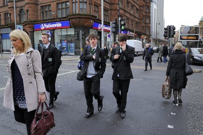 Royaume-Uni, Irlande du Nord, Belfast, écoliers en uniformes après les cours sur Donegall square