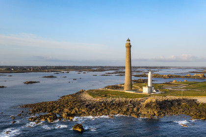 France, Finistère (29), Pays des Abers, Ile Vierge dans l'archipel de Lilia, le phare de l'Ile Vierge, le plus haut phare d'Europe avec 82,5 mètres, et l'ancien phare de 1845 (vue aérienne)