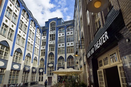 Allemagne, Berlin, Spandauer Vorstadt, Hackesche Höfe, première cour (HOF 1) dessinée dans le style Jugendstil par l'artiste allemand August Endel en 1907