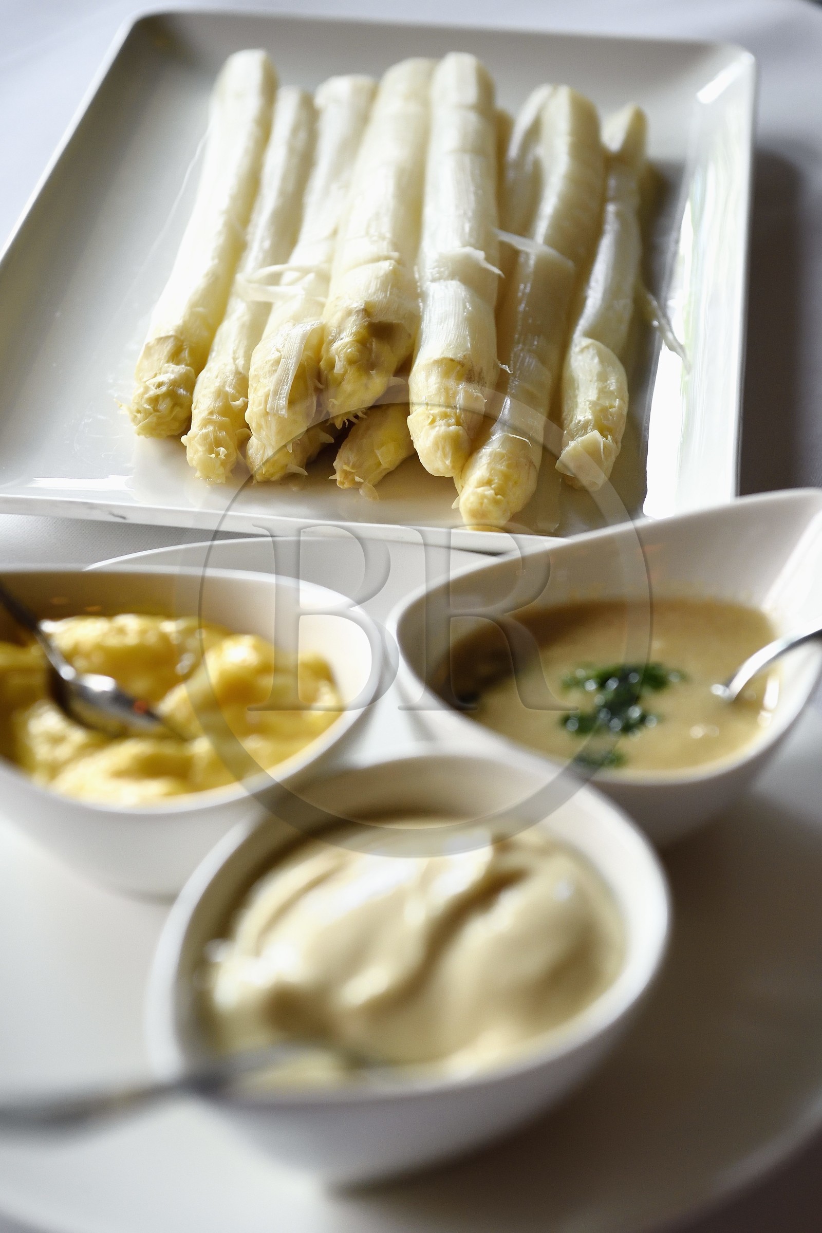 France, Bas-Rhin (67), Strasbourg, plat d'asperges blanches accompagné de trois sauces hollandaise, mayonnaise et vinaigrette